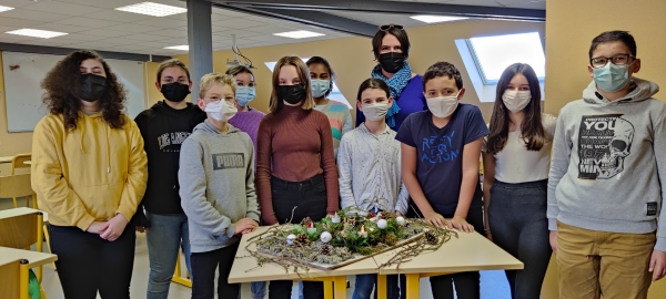 Lire la suite à propos de l’article Les germanistes réalisent une couronne de Noël