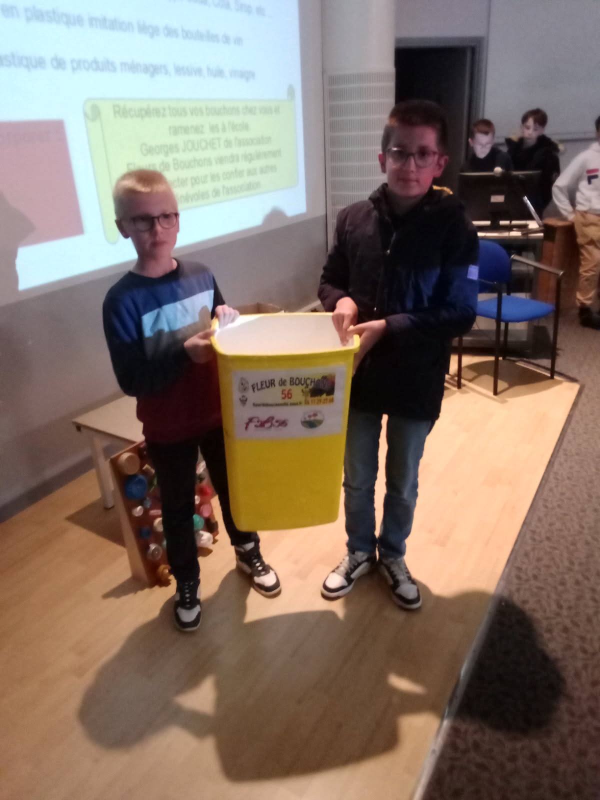 Lire la suite à propos de l’article Eco-Collège : les éco-collégiens présentent l&rsquo;association « fleurs de Bouchons » aux primaires