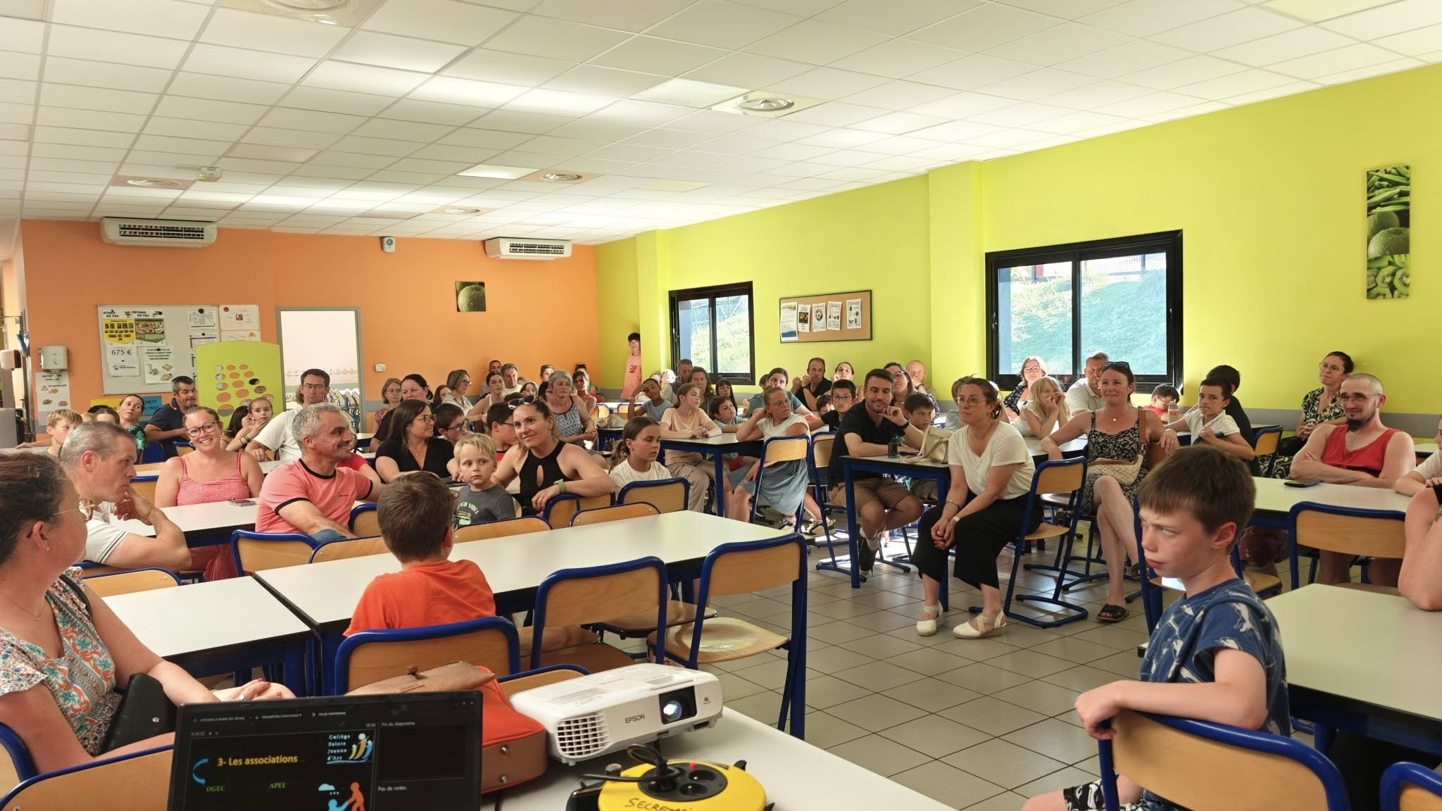 Lire la suite à propos de l’article Rencontre des futurs élèves de 6e et de leurs parents au self du collège